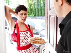 Grosser arsch, Grosse titten, Blasen, Braunhaarige, Betrug, Hundestellung, Kurzes haar, Dürr