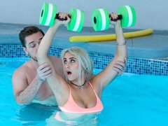 Belle grosse femme bgf, Gros cul, Gros seins, Blonde, Sucer une bite, Dingue, Branlette thaïlandaise, Tatouage