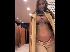 Leie, Hinter den kulissen, Milf, Mutti, Im freien, Muschi, Solo, Toilette