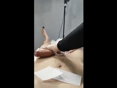 18 jaar, Enthousiasteling, Grote lul, Sperma shot, Dominante vrouw, Handbeurt, Moeder die ik wil neuken, Tiener