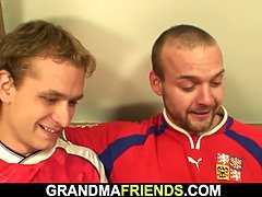 ブロンド, フェラチオ, お婆さん, 熟年, 3p男男女, 現実, ティーン, 三人
