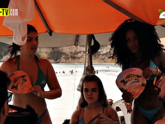 Hot influencer kisses tourist on beach in Brazil!