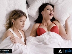 Grosser arsch, Braunhaarige, Entjungferung, Erstes mal, Indisch, Lesbisch, Masturbation, Titten