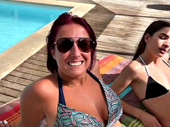 Amateur, Gros seins, Bikini, Brunette brune, Couple, Européenne, Hard, Plan cul à trois