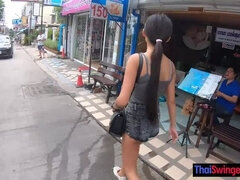 Blasen, Braunhaarige, Hundestellung, Fingern, Rasiert, Jungendliche (18+), Thai, Titten