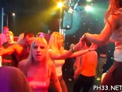 Sucer une bite, Brunette brune, Queue, Partouze, Rousse roux, Nénés