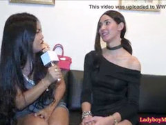 Enthousiasteling, Aziatisch, Pijpbeurt, Ladyboy, Masturbatie, Shemale, Thais, Onder de rok