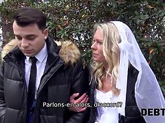 Esposa cachonda engaña a su marido por dinero en efectivo delante de él