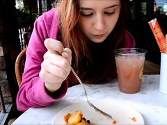 Dansant, Béant, Masturbation, Orgasme, Public, Solo, Gicler, Sous la jupe