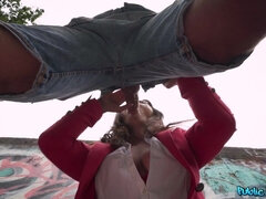 Enthousiasteling, Zwart, Bruinharig, Kokhalzen, Hakken, Buiten, Kousen, Vrouw