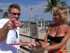 ベッドルーム, ブロンド, フェラチオ, 手コキする, なめる, 熟年, 現実, オッパイの
