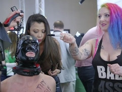 Gesichtssitzen, Weibliche domination, Absätze, Öffentlich, Bestrafung, Rasiert, Schlucken, Tätowierung