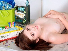 Béant, Branlette thaïlandaise, Masturbation, Rasée, Solo, Adolescente, Nénés, Jouets