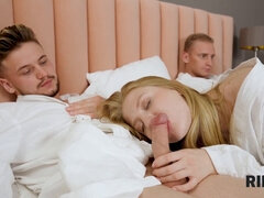 Blondine, Fetisch, Hardcore, Hd, Mann mann frau, Arsch lecken, Russisch, Flotter dreier