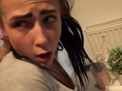 18 ans, Grosse bite, Gros seins, Sucer une bite, Faciale, Hard, Seins naturels, Adolescente