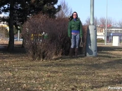 В одежде, Очки, Каблуки, Порнозвезда, На публике, Киски, Бритые, Влажная