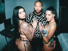 Gros cul, Grosse bite, Gros seins, Noire, Sucer une bite, En levrette, Interracial, Nénés