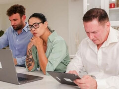 Grosser arsch, Grosser schwanz, Grosse titten, Blasen, Braunhaarige, Hundestellung, Doppelpenetration, Milf