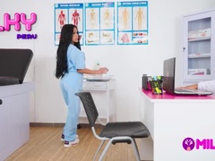 Cul, Sucer une bite, Brunette brune, En levrette, Fille latino, Infirmière, Petite femme, Nénés