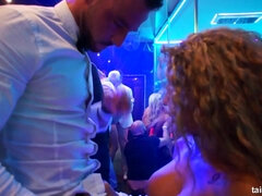 美女, デカパイ, 気狂い, エロティック, 手コキする, オージー, 公共, オッパイの