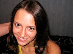 Amateur, Chambre à dormir, Grosse bite, Brunette brune, En levrette, Seins naturels, Maigrichonne, Adolescente