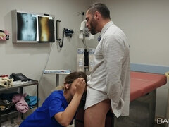 デカパイ, ブロンド, フェラチオ, イマラチオ, なめる, 看護婦, タトゥー, オッパイの