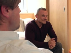 Stel, Man die toekijkt, Hondjeshouding, Keuken, Buiten, Anaal likken, Tatoeage, Bekijker