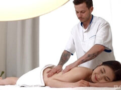 18 ans, Asiatique, Gros cul, Brunette brune, En levrette, Massage, Seins naturels, Nénés