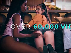 Tussi, Braunhaarige, Doppelpenetration, Hardcore, Riesendildo, Nippel, Ablutschen, Titten