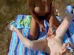 Enthousiasteling, Frans, Rijpe lesbienne, Buiten, Openbaar, Voorbinddildo, Trio, Bekijker