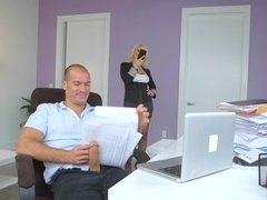 Gros seins, Sucer une bite, Faciale, Première fois, Hard, Seins naturels, Bureau, Pisser