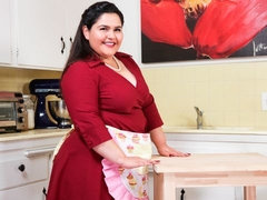 Grote mammen, Bruinharig, Vingeren, Harig, Keuken, Masturbatie, Moeder die ik wil neuken, Kousen