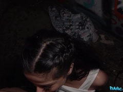 Sucer une bite, Brunette brune, Tchèque, Queue, En levrette, De plein air, Petite femme, Pov