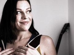 Pijpbeurt, Bruinharig, Handbeurt, Natuurlijke tieten, Penis, Kut duiken, Strippen, Tieten likken