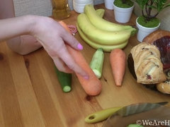 Blondine, Behaart, Küche, Lingerie, Masturbation, Tätowierung