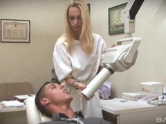 Gros cul, Grosse bite, Gros seins, Blonde, Sucer une bite, En levrette, Maigrichonne, Adolescente