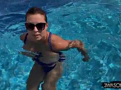 Amateur, Chica, Tetas grandes, Pezones, Piscina, Solo, Tetas