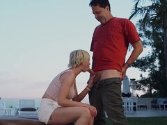 Blasen, Hundestellung, Aufs gesicht abspritzen, Hd, Milf, Pool, Schlampe, Tätowierung
