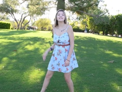 En gros plan de très près, Robe, Extrême, Masturbation, Orgasme, Public, Solo, Jouets