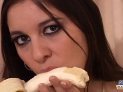 Lécher le cul, Bikini, Brunette brune, Gorge profonde, Doigter, Adolescente
