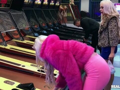 Blondine, Blasen, Paar, Milf, Orgie, Flotter dreier