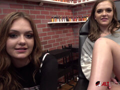 Grosser schwanz, Blasen, Handjob, Zierlich, Rasiert, Tätowierung, Flotter dreier, Titten