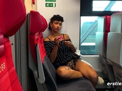 Leidenschaftlicher Lesben-Sex auf der Zugtoil - Amateur Lesbian Oral Sex