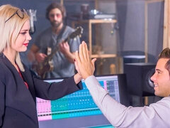 お尻, 黒人, ブロンド, フェラチオ, 手コキする, 下着, ペニス, ティーン