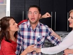 ブロンド, フェラチオ, バック, 女 人男 人, 毛深い, 手コキする, キッチン, 三人