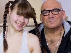 お尻, ブロンド, フェラチオ, バック, 手コキする, キス, なめる, ストリッピング
