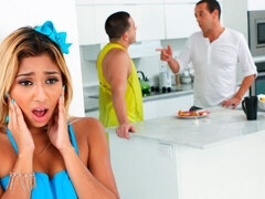 Amateur, Grosse bite, Sucer une bite, En levrette, Fille latino, Seins naturels, Maigrichonne, Adolescente