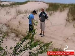Amateur, Plage, Grosse bite, Sucer une bite, Homosexuelle, Hard, De plein air, Fumer