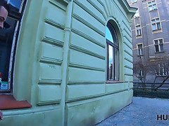 Hunt4k. der mensch bewundert, wie vollbusige schönheit jäger auf titten abspritzen lässt