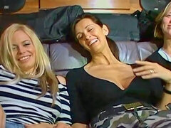 Blondine, Blasen, Britisch, Pummelig, Lesbisch, Milf, Mutti, Titten